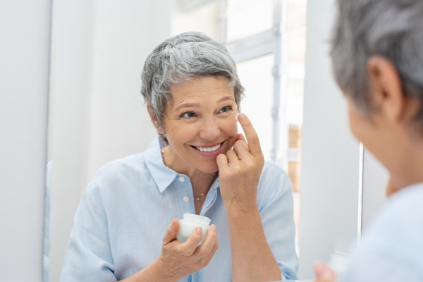 O piele frumoasă după 40+: Îngrijire și produse esențiale 4 Piele sensibilă - cum o demachiem corect